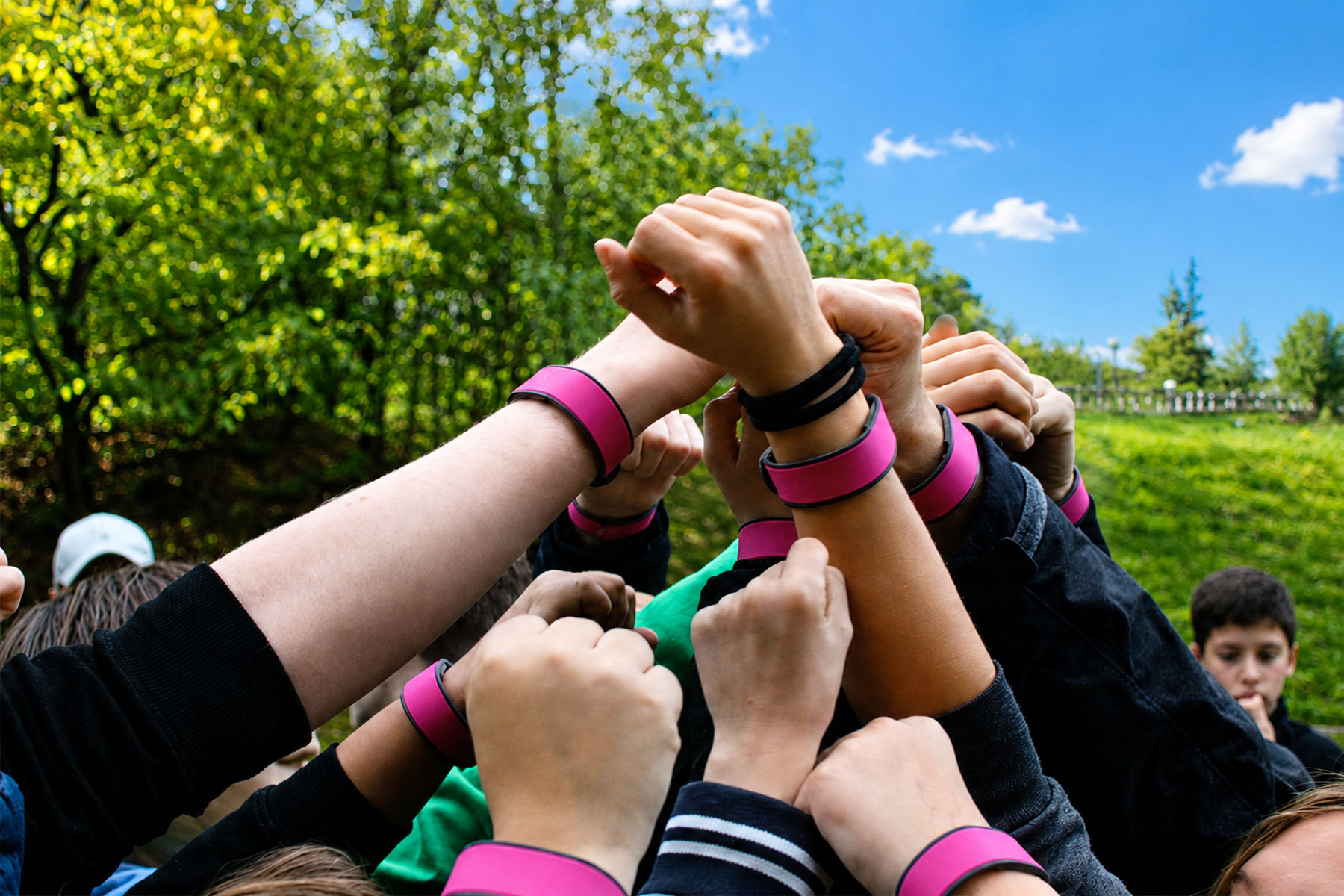 Kinder im Camp mit erhobenen Händen
