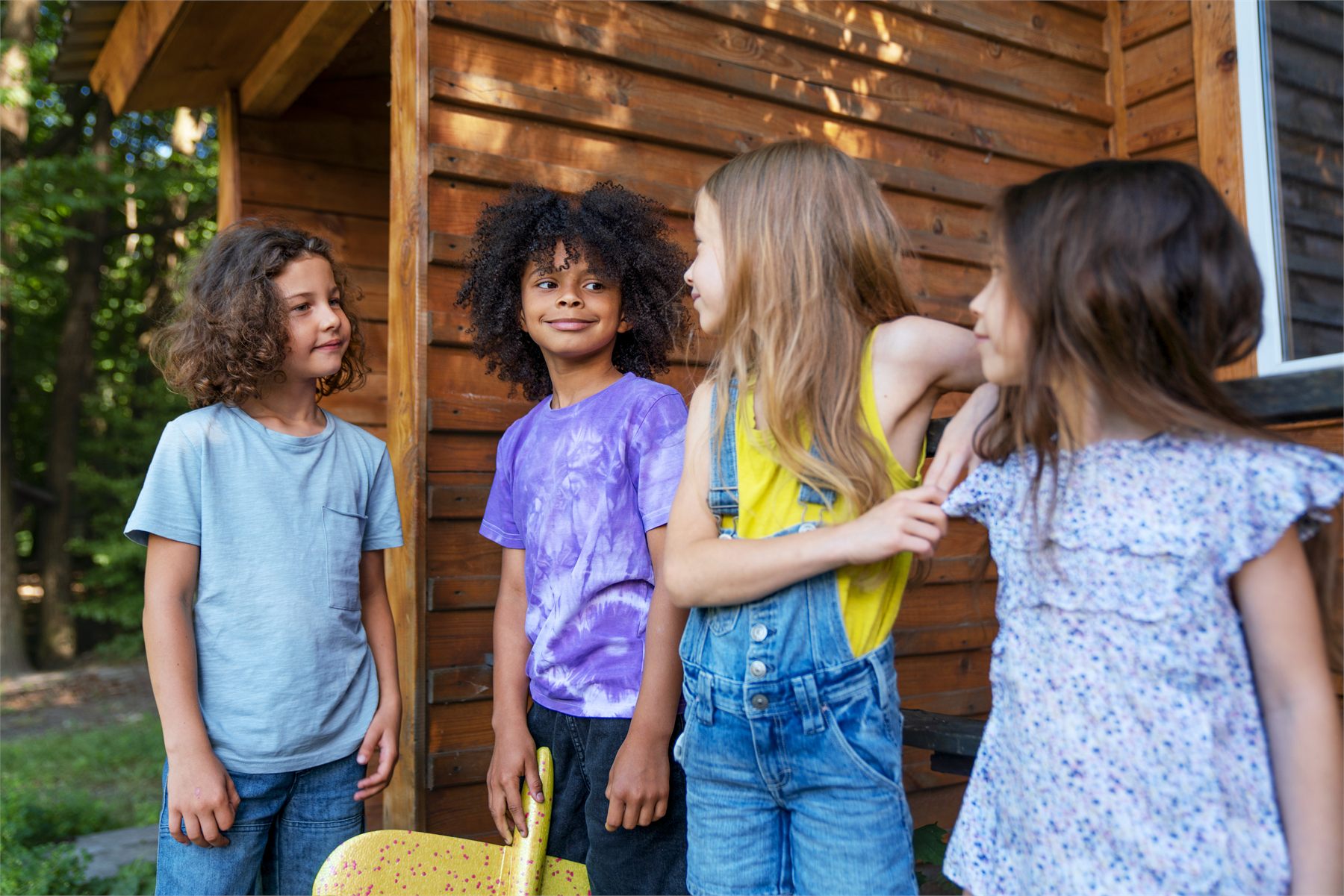Kinder vor einer Hütte im Camp