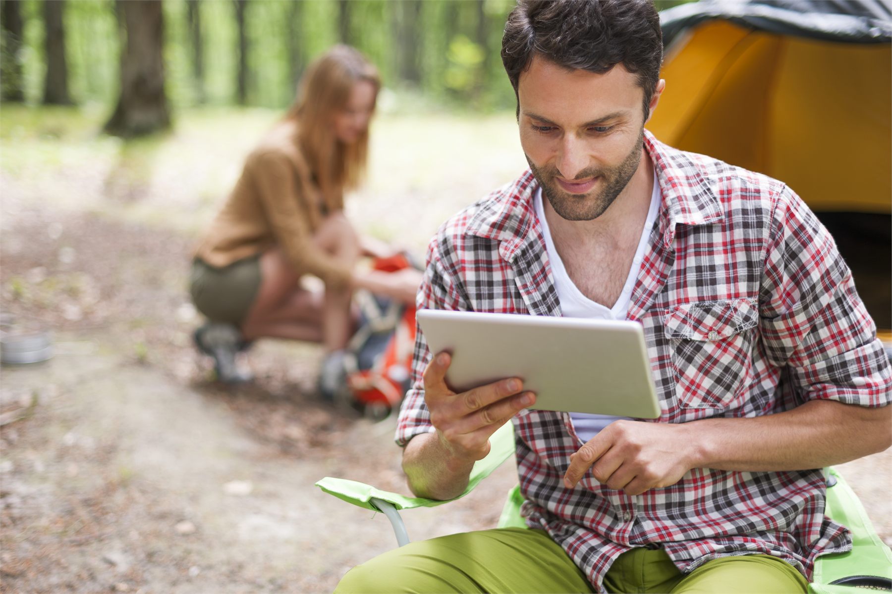Person mit Tablet draußen